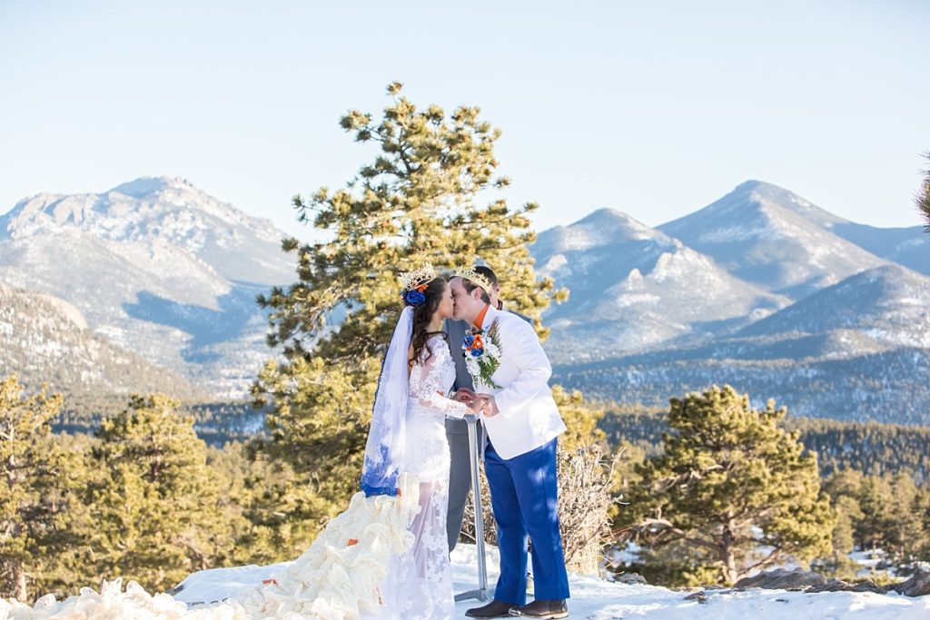 Colorado elopement first kiss